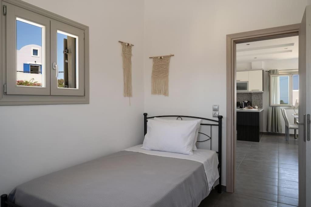 In The Heart Of Fira & Free Pool - Nychteri Suite Ngoại thất bức ảnh