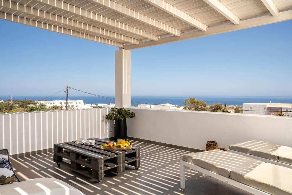 In The Heart Of Fira & Free Pool - Nychteri Suite Ngoại thất bức ảnh