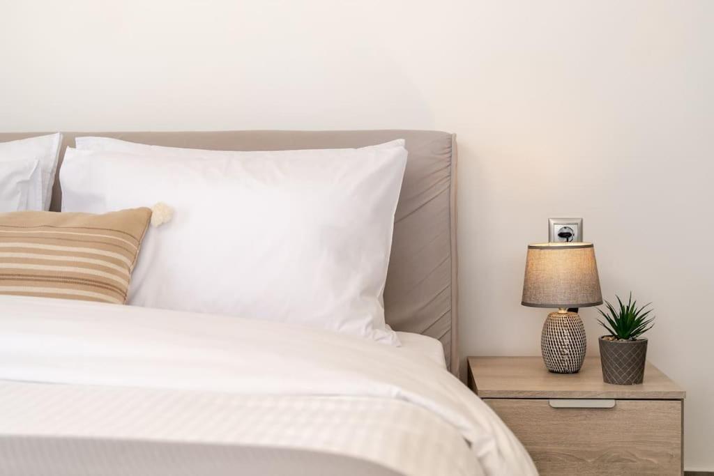 In The Heart Of Fira & Free Pool - Nychteri Suite Ngoại thất bức ảnh